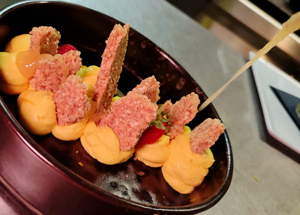 Sa Pardula 2.0: mousse di ricotta di Crodo, zafferano e miele su biscotto al burro, rivisitazione moderna del dolce sardo all'Osteria d'Asti.