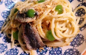 Spaghettoni del Pastificio Mancini con le sarde, ricetta tradizionale siciliana rivisitata dall'Osteria d'Asti dopo un viaggio nell'isola.