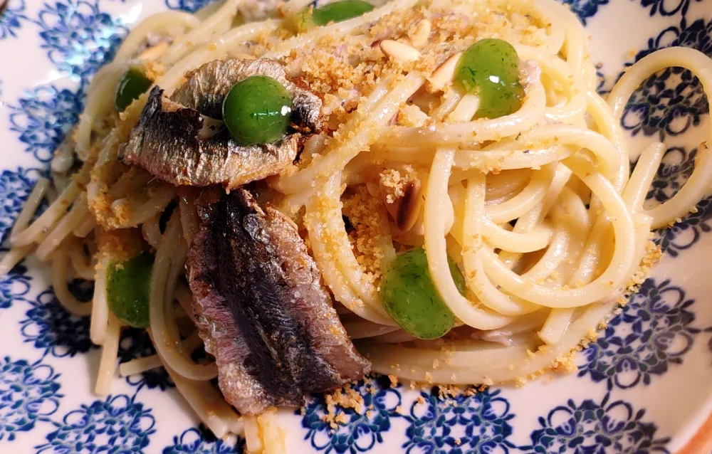 Spaghettoni del Pastificio Mancini con le sarde, ricetta tradizionale siciliana rivisitata dall'Osteria d'Asti dopo un viaggio nell'isola.